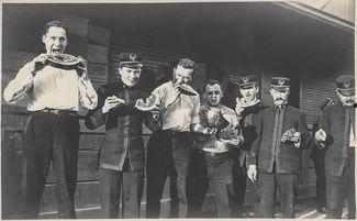 吃瓜群众的历史图片大全,历史图片中的吃瓜群众全景