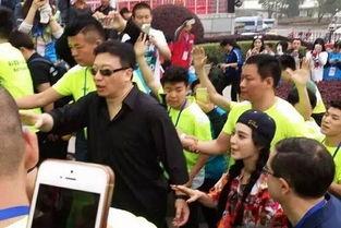 中国人最爱当吃瓜群众,揭秘中国人热衷于围观的热点现象