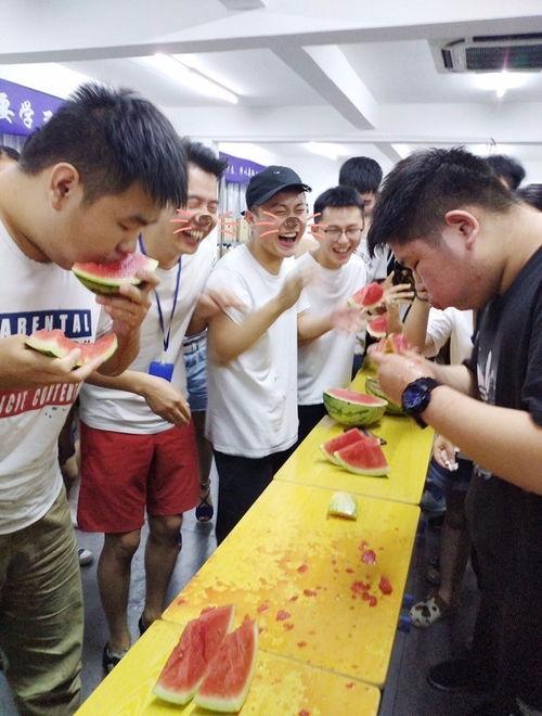 保安当吃瓜群众,揭秘日常趣事